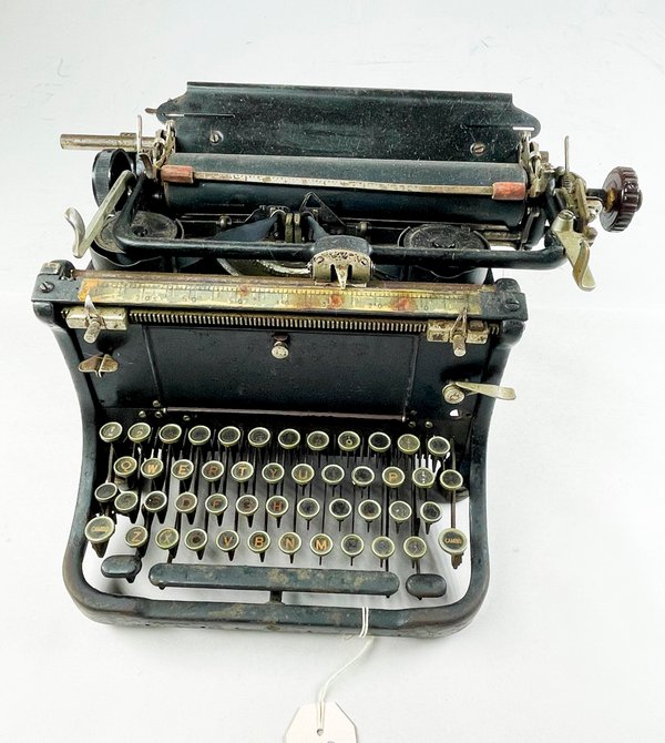 Maquina de escribir negra con faltante