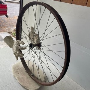 Obra de Arte: Rueda de Bicicleta con Manos Esculpidas - imagen 4