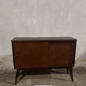 Mueble de Madera con Puertas Corredizas Estilo Mid-Century - imagen 4
