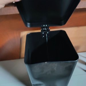 Porta Residuos Negro con Pedal y Mini Banquito Plegable de PVC - imagen 5
