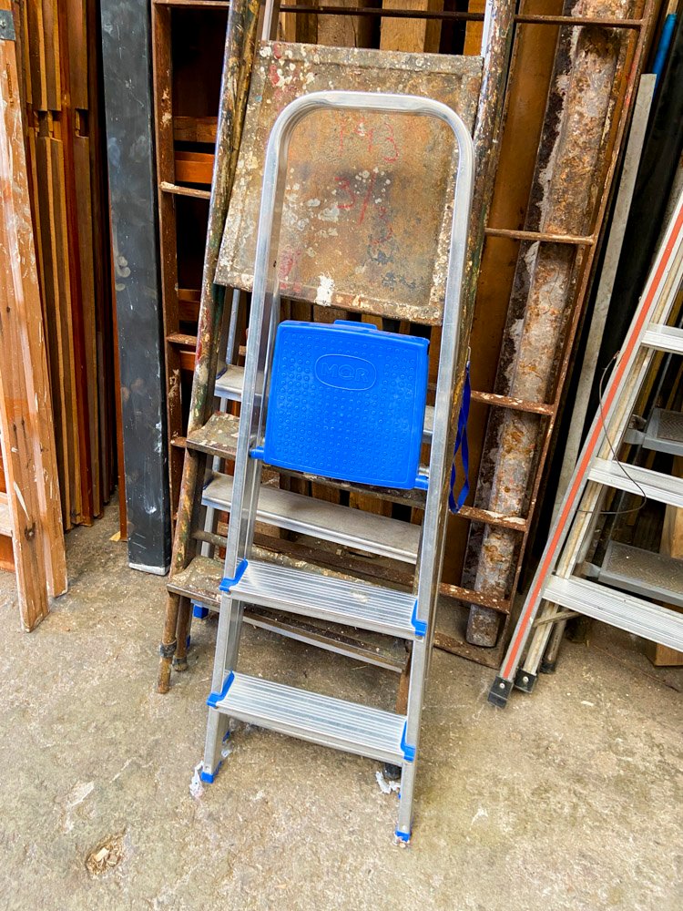 Lote siguiente: Escalera de aluminio dos escalones con pvc color azul