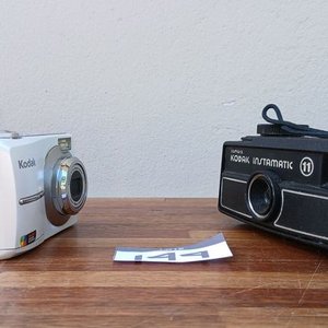 Lote de Dos Cámaras Kodak: Digital EasyShare C613 y Analógica Instamatic 11 Vintage - imagen 4