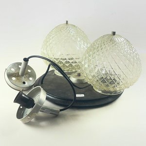 Lote siguiente: Colgante de 2 luces con pantallas de vidrio prensado