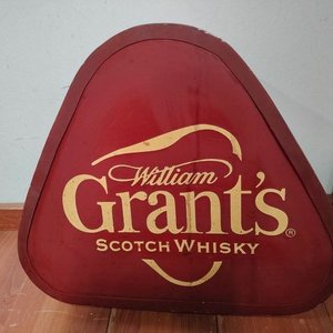 Lote siguiente: Cartel Triangular William Grant's Scotch Whisky Vintage