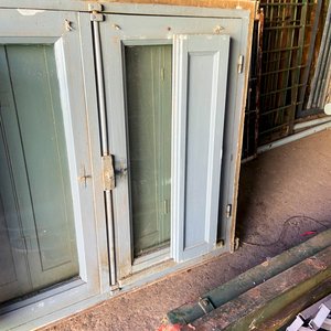 Dos Ventanas Antiguas de Madera y Vidrio con Postigo Gris - imagen 4