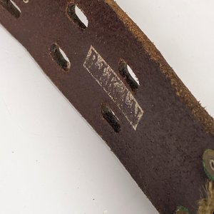 Cinto de Cuero Marrón con Detalles Metálicos y Hebilla Dorada - imagen 6