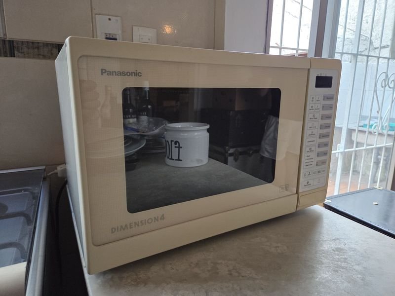 Microondas Panasonic en acero inoxidable, en funcionamiento - imagen 2