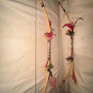 Arcos y Flechas Decorativos con Grabado y Plumas - imagen 4