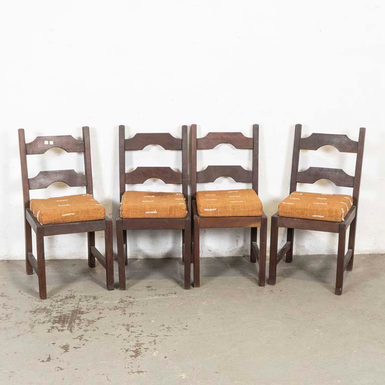 Juego de Cuatro Sillas de Madera con Almohadones