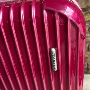 Valija Rígida Fucsia Marca Rrkadi con Cerradura de Combinación - imagen 2