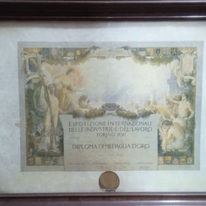 Lote siguiente: La imagen muestra un diploma histórico de medalla de oro otorgado en la Exposición Internacional de Industrias y del Trabajo de Turín celebrada en Italia en 1911. - mide 73x58