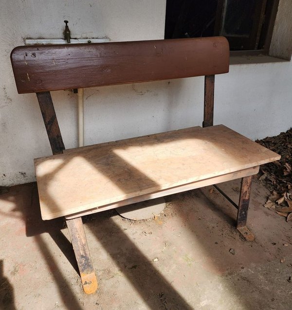 Banco Rústico con Asiento y Respaldo de Madera y Mármol Rosa