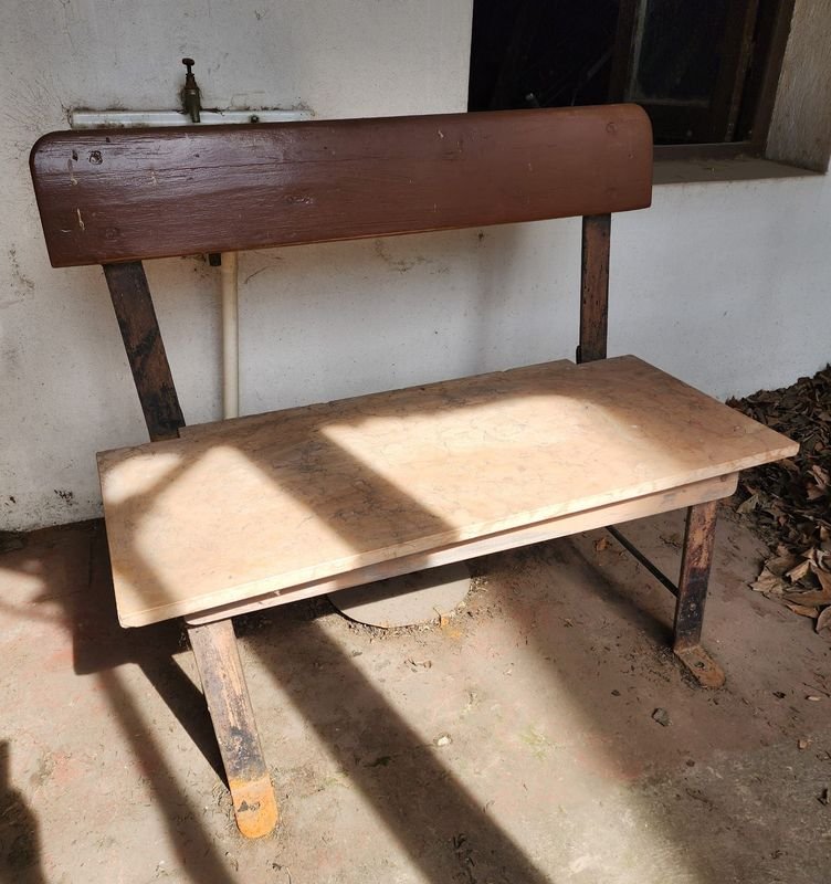 Banco Rústico con Asiento y Respaldo de Madera y Mármol Rosa
