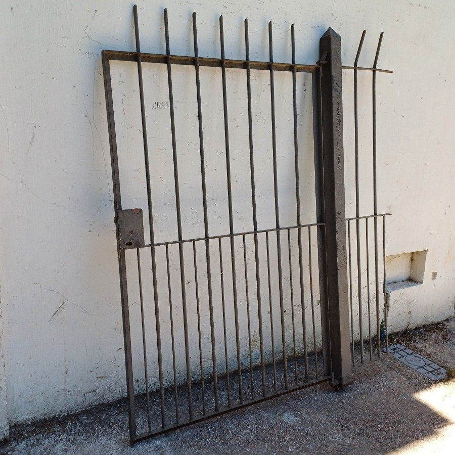 Puerta de reja en varilla de 16mm y 10mm, con parante y tramo fijo - imagen 3