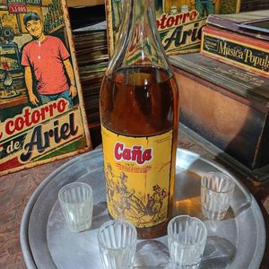 Botella de Caña Cerrada con 4 Vasos y Bandeja de Aluminio - imagen 1