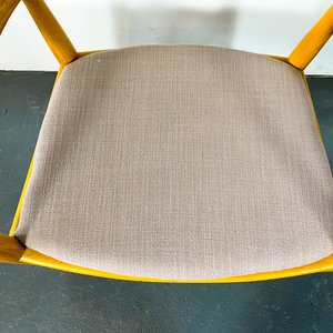 Sillón Danés de Madera con Respaldo Curvo y Asiento Tapizado Gris - imagen 3