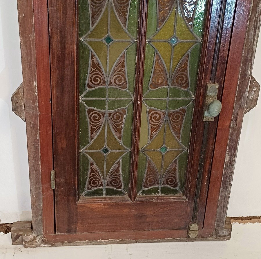 Ventana antigua con vitraux muy coloridos y cedro - imagen 3