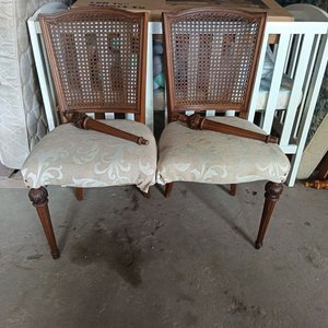 Lote siguiente: Par de Sillas Estilo Inglés con Respaldo de Caño y Asiento Estampado
