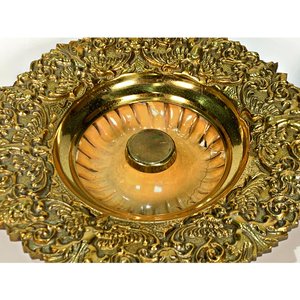 Dos Adornos Circulares de Bronce y Cerámica con Damas Aladas - imagen 4