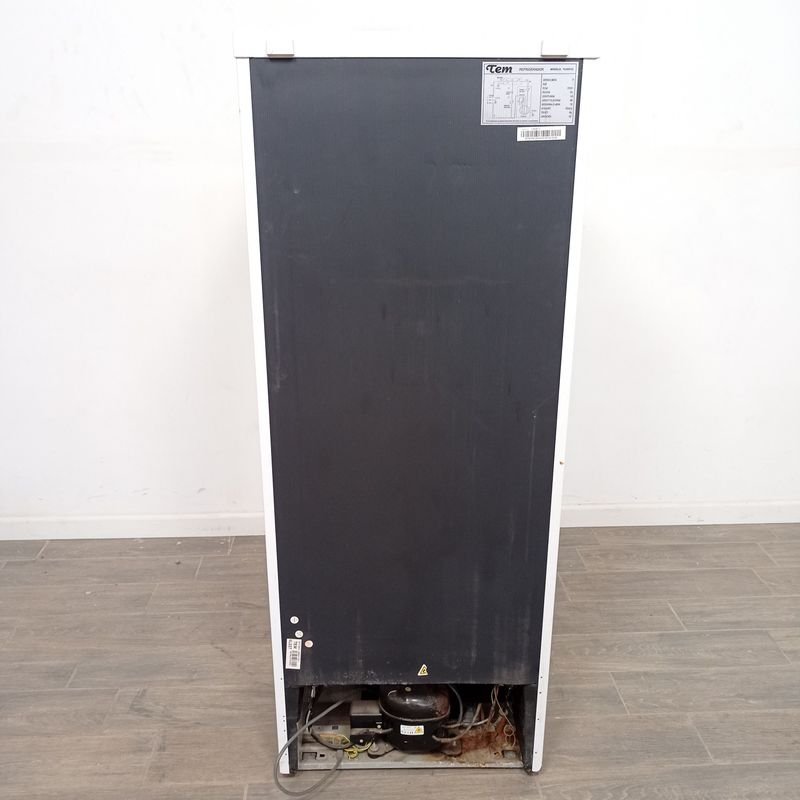 Refrigerador blanco marca Tem en mal estado - imagen 7