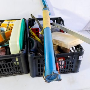2  Cajas plasticas: lija, tijeras, dados, taladro de mano, azada, artículos sanitarios, lentes , etc - imagen 6
