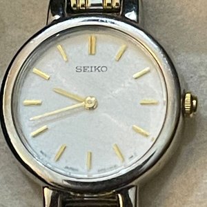 Reloj Seiko Mujer Elegante Bicolor Joyería Esfera Nacarada - imagen 2