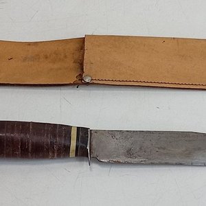 Cuchillo de Caza con Hoja de Acero y Cabo de Cuero con Vaina Artesanal - imagen 2