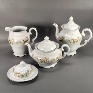 Lote anterior: Conjunto de Porcelana Brasilera Schmidt: Tetera, Lechera, Dulcera y Cafetera con Flores