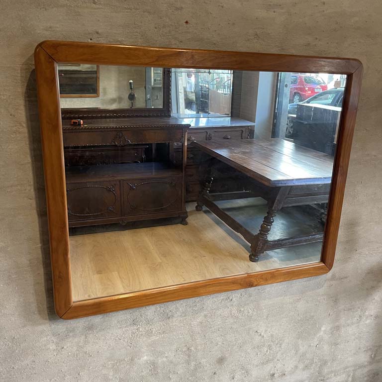 Lote siguiente: Espejo americano con marco ornato y vidrio bevelado en buen estado