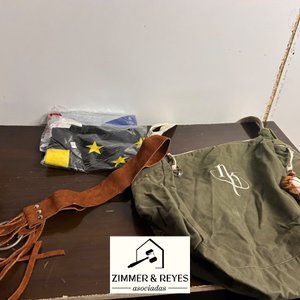 Bolso Verde, Cinturón de Cuero y Dos Banderas - imagen 2