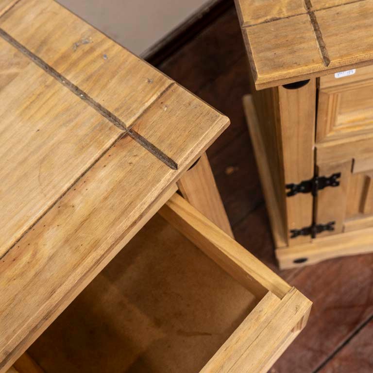 Pareja de mesitas de luz en madera rústica con herrajes de metal - imagen 2