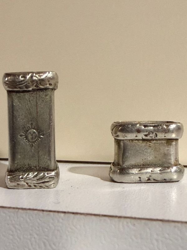 Dos pasadores en plata decorativos