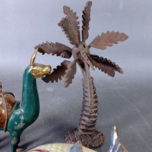 Lote de 3 piezas decorativas: Alhajero pez, llama en bronce y palmera de madera - imagen 4