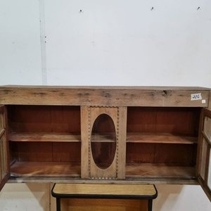 Antigua Vitrina Aérea de Madera con Puertas Vidriadas y Detalle Ovalado - imagen 3