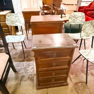 Mesa Auxiliar Antigua de Madera con Cajones y Sillas Estilo Vintage - imagen 2