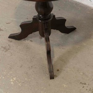 Mesa Auxiliar Circular Inglesa de Madera Oscura con Pie Trípode - imagen 2