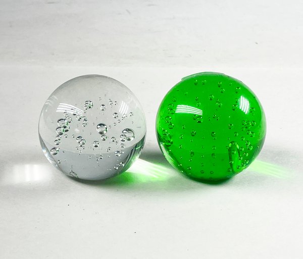 Lote siguiente: Dos esferas de vidrio verde y hialino de 6 cm