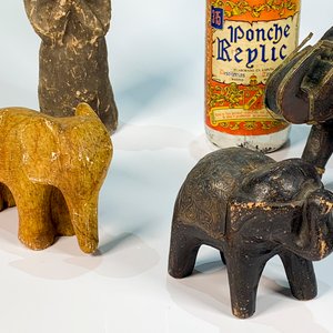 Lote de 7 piezas: Elefantes de madera y yeso, figura de dama, tetera azul y botellones de licor - imagen 4