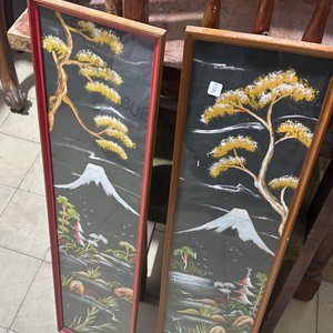 Lote siguiente: Dos Cuadros Decorativos Estilo Oriental con Montañas y Árboles