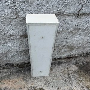 Mueble Blanco de MDF con Tres Estantes y Puerta de Vidrio - imagen 2