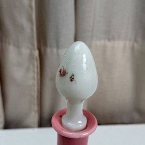 Antigua Botella de Opalina Rosa con Flores y Tapa - imagen 4