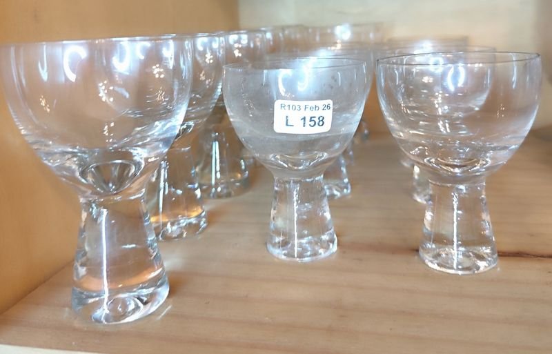 Lote siguiente: Colección de vasos de cristal claro con formas únicas