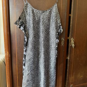 Lote de Dos Vestidos Camiseros: Estampado Floral y Animal Print - imagen 3