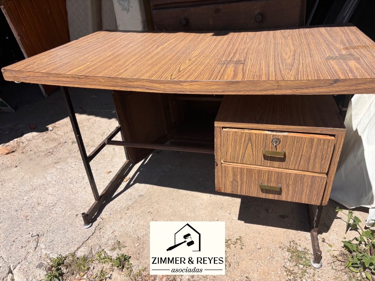 Escritorio de Madera con Cajones