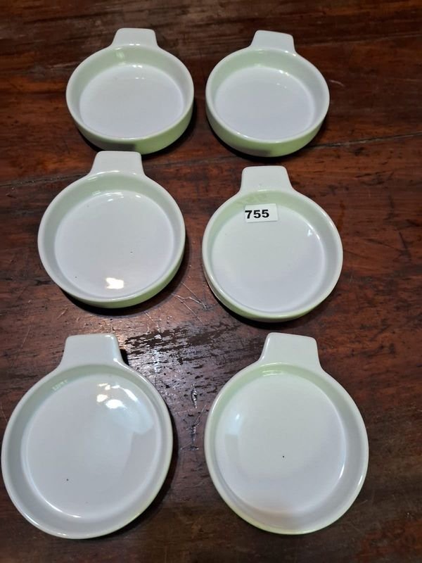 Lote siguiente: Lotes de platos con asa de cerámica