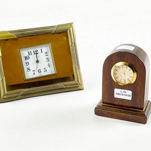 Lote siguiente: Dos Relojes de Sobremesa: Imitación Madera y Metal con Vidrio