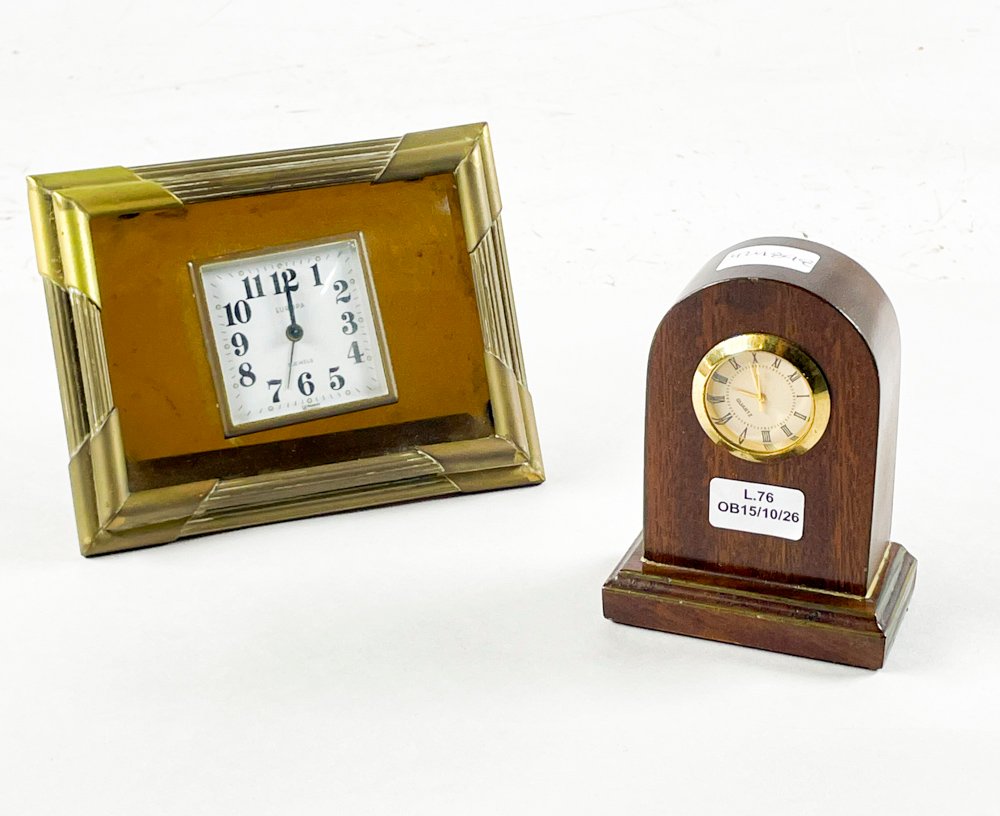 Dos Relojes de Sobremesa: Imitación Madera y Metal con Vidrio