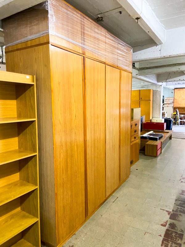 Armario de madera de 4 puertas y estantería a juego