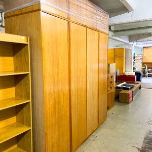 Lote siguiente: Armario de madera de 4 puertas y estantería a juego