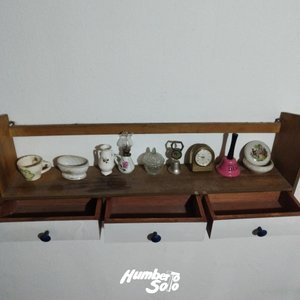 Repisa tres cajoncitos con adornos - imagen 3